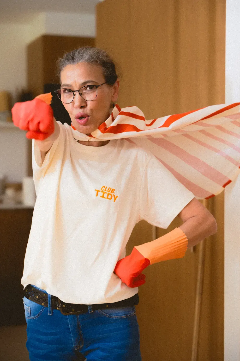 Intervenante CLUB TIDY en tenue, gants de ménage et cape rayée